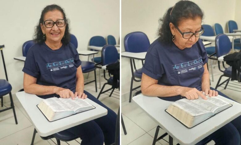 Idosa de 81 anos lendo a Bíblia em Goiás.