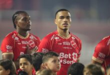 Jogadores do Vila Nova em campo durante partida anterior.