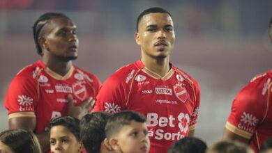 Jogadores do Vila Nova em campo durante partida anterior.
