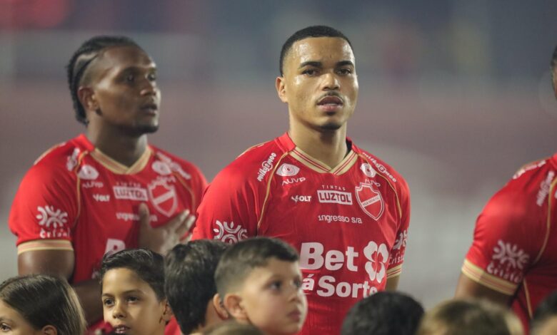 Jogadores do Vila Nova em campo durante partida anterior.