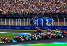 Motociclistas em ação durante corrida de MotoGP.