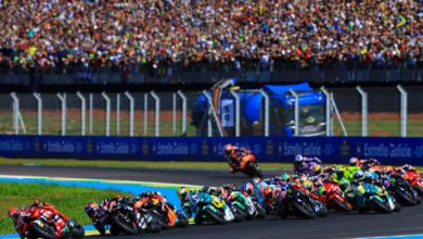 Motociclistas em ação durante corrida de MotoGP.