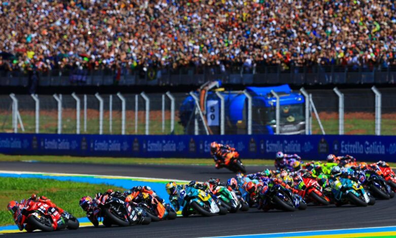 Motociclistas em ação durante corrida de MotoGP.