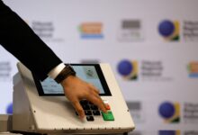 Urna eletrônica sendo utilizada durante votação.