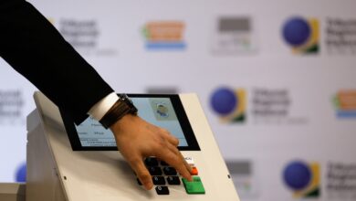 Urna eletrônica sendo utilizada durante votação.