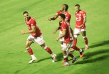 Jogadores do Vila Nova celebrando em campo após vitória.