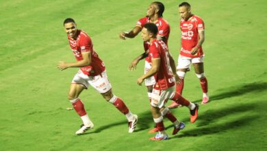 Jogadores do Vila Nova celebrando em campo após vitória.
