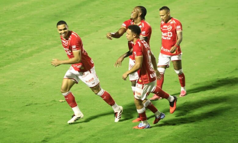 Jogadores do Vila Nova celebrando em campo após vitória.