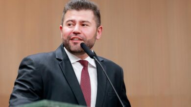 Cortejo fúnebre do deputado Amilton Filho em Anápolis, com presença de familiares e amigos.