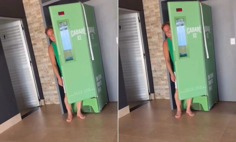 Cantor Leonardo dentro de um freezer de cerveja.