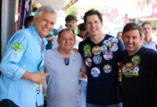 Daniel Vilela e Ronaldo Caiado cumprimentam moradores durante caminhada no Jardim Guanabara.