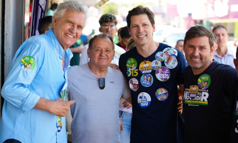 Daniel Vilela e Ronaldo Caiado cumprimentam moradores durante caminhada no Jardim Guanabara.