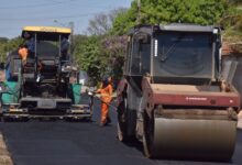 Máquinas e trabalhadores em obras de recapeamento asfáltico em Aparecida de Goiânia.