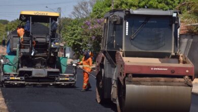 Máquinas e trabalhadores em obras de recapeamento asfáltico em Aparecida de Goiânia.