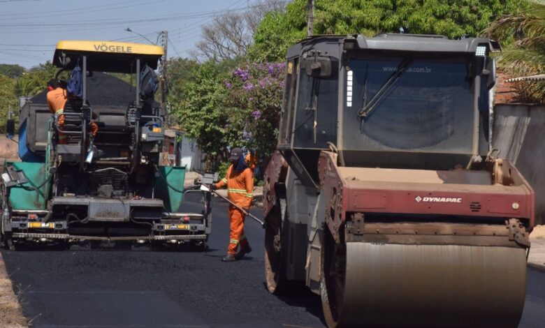 Máquinas e trabalhadores em obras de recapeamento asfáltico em Aparecida de Goiânia.