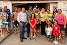 Valéria Pettersen e George Maranhão conversando com moradores em uma cidade do interior de Goiás.