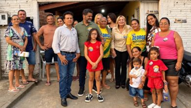 Valéria Pettersen e George Maranhão conversando com moradores em uma cidade do interior de Goiás.