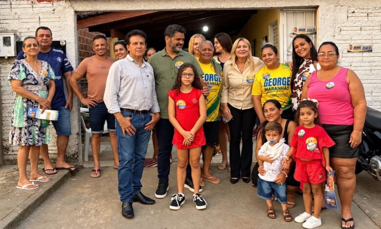 Valéria Pettersen e George Maranhão conversando com moradores em uma cidade do interior de Goiás.