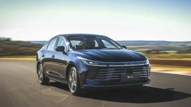 Veículos BYD em concessionária no Brasil.