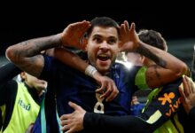 Jogadores da Seleção Brasileira comemoram vitória em campo.