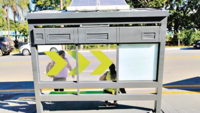 Ponto de ônibus moderno em instalação na Grande Goiânia.