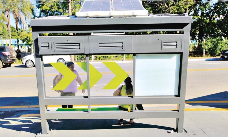 Ponto de ônibus moderno em instalação na Grande Goiânia.