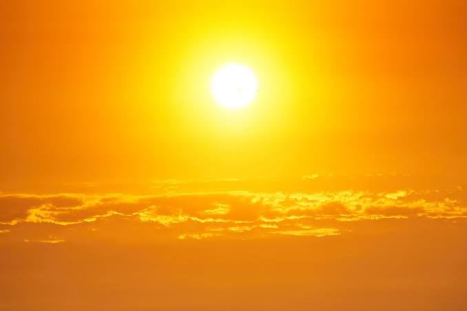Termômetro marcando alta temperatura em Goiás, refletindo o calor extremo na região.