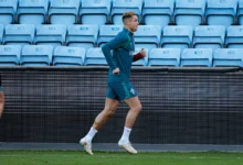 Cristiano Ronaldo em campo com a seleção portuguesa.