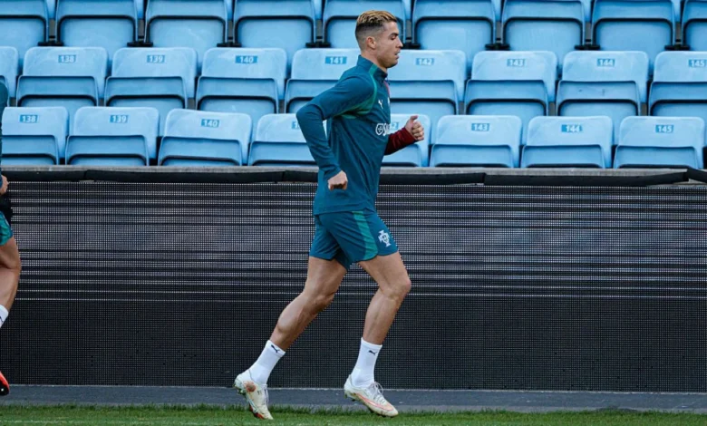 Cristiano Ronaldo em campo com a seleção portuguesa.