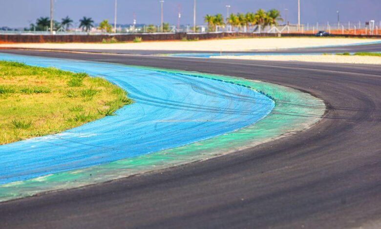 Ciclistas pedalando no Autódromo de Goiânia.
