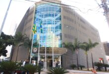 Urna eletrônica em seção eleitoral, simbolizando o processo de votação.