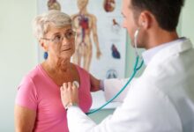 Idoso em Goiânia realizando exercícios respiratórios em casa.