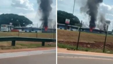 Ônibus em chamas com fumaça escura em Goiânia.