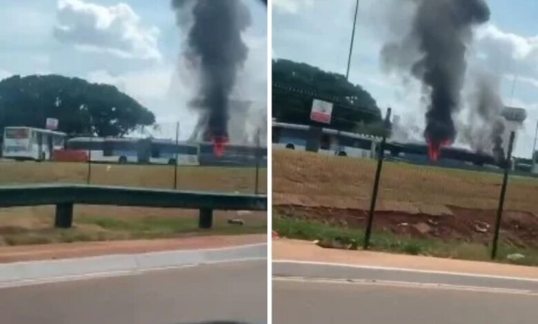Ônibus em chamas com fumaça escura em Goiânia.