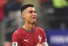 Cristiano Ronaldo com a camisa da seleção portuguesa em campo.