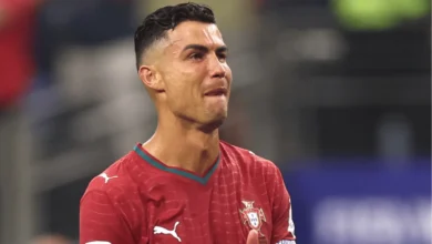 Cristiano Ronaldo com a camisa da seleção portuguesa em campo.