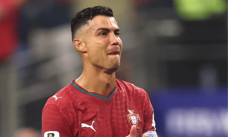 Cristiano Ronaldo com a camisa da seleção portuguesa em campo.