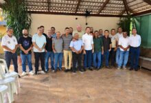 Gilsão Meu Povo em reunião na Câmara de Aparecida com vereadores e prefeito.