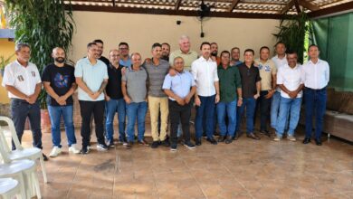 Gilsão Meu Povo em reunião na Câmara de Aparecida com vereadores e prefeito.