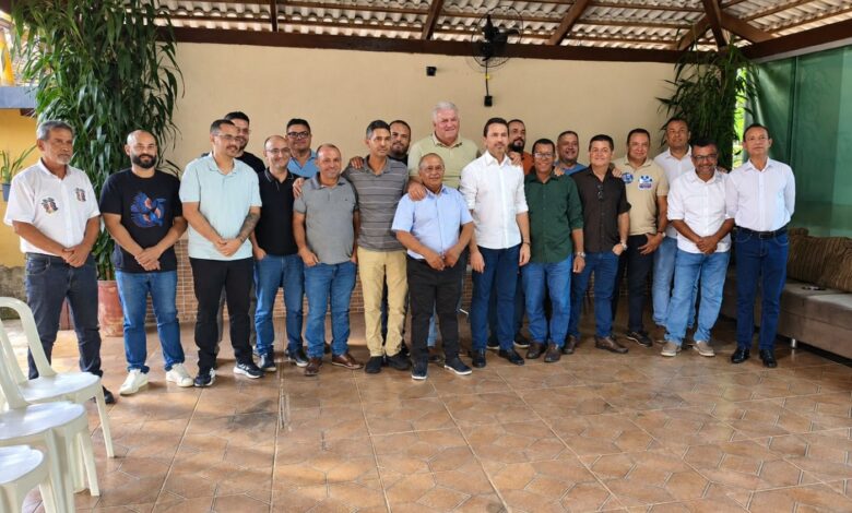 Gilsão Meu Povo em reunião na Câmara de Aparecida com vereadores e prefeito.