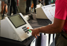 Eleitor votando em urna eletrônica.