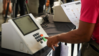 Eleitor votando em urna eletrônica.