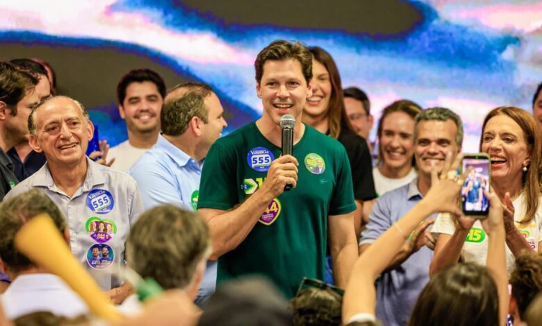 Sandro Mabel e Daniel Vilela em evento político em Goiânia.