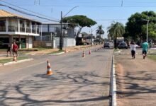 Trabalhadores e máquinas em ação no recapeamento da Avenida Itália, no Jardim Europa, Goiânia.