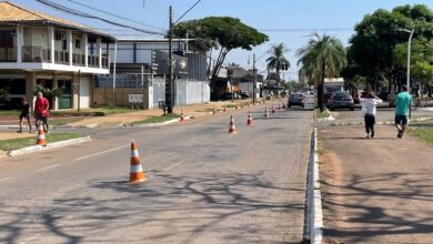 Trabalhadores e máquinas em ação no recapeamento da Avenida Itália, no Jardim Europa, Goiânia.
