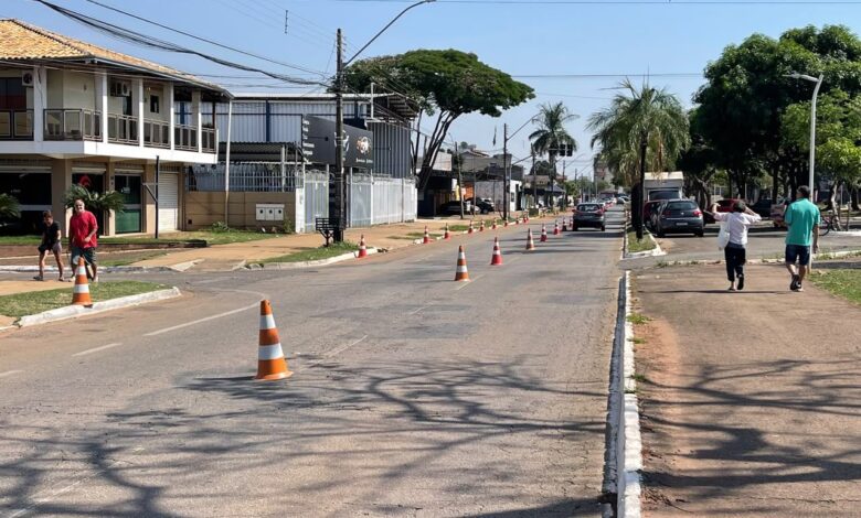 Trabalhadores e máquinas em ação no recapeamento da Avenida Itália, no Jardim Europa, Goiânia.
