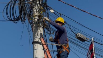 Equipe da Operação Cidade Segura removendo fios de postes em Goiânia.