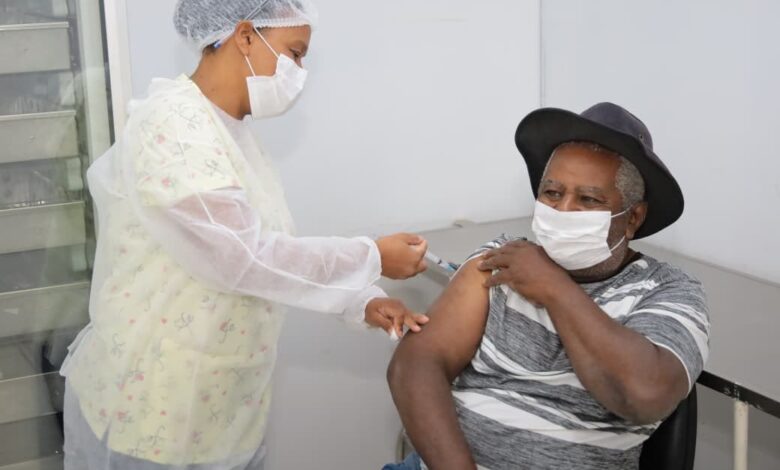 Idosa recebendo vacina em unidade de saúde de Aparecida de Goiânia.