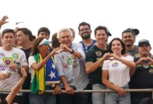 Ronaldo Caiado discursa em evento político em Goiás.
