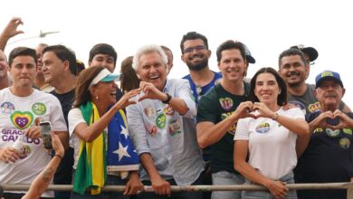 Ronaldo Caiado discursa em evento político em Goiás.